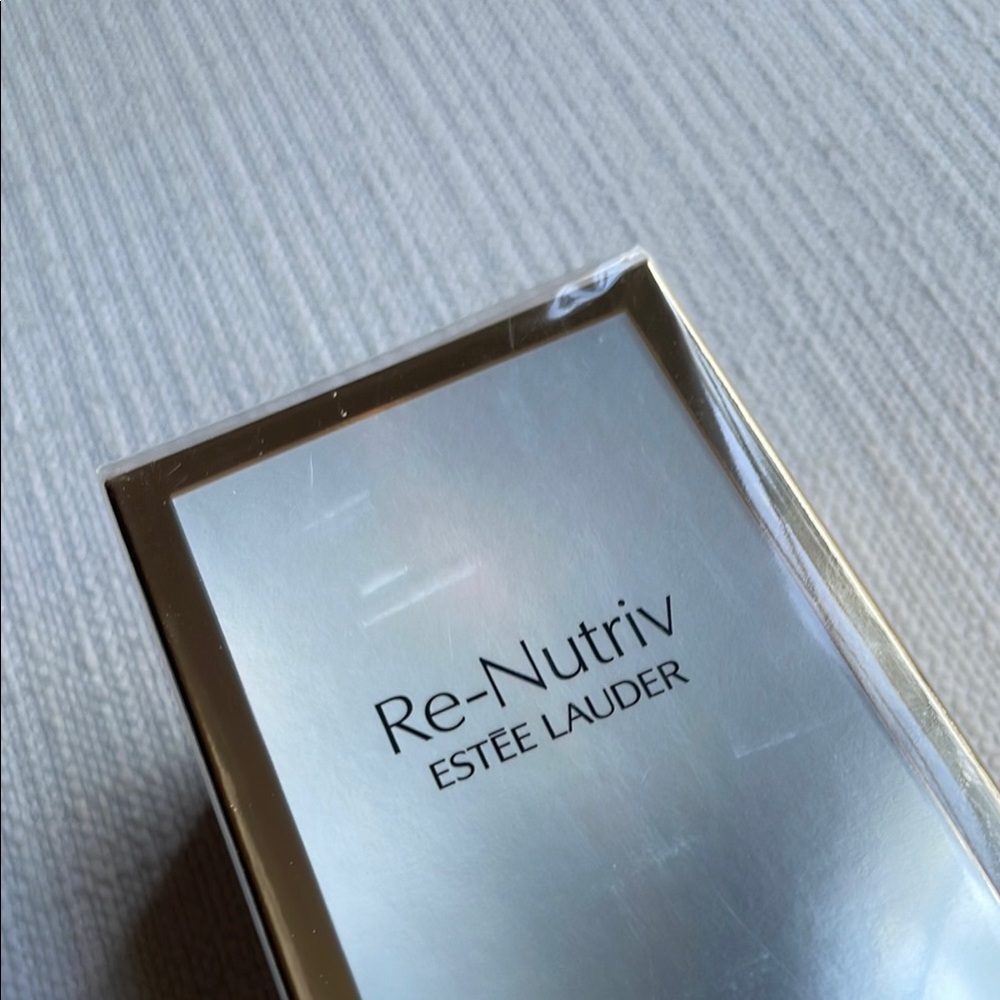 Estee Lauder Re-Nutriv ultimate lift regenerating youth Treatment Lotion - Picture 6 of 14